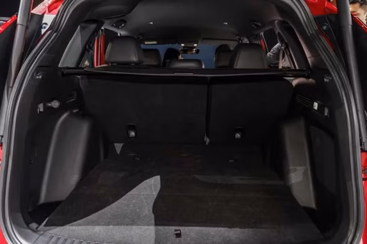 Ngoài ra, Honda CR-V e:HEV RS cũng được trang bị đầy đủ 6 tính năng Honda SENSING, camera LaneWatch, camera toàn cảnh 360 độ, cảm biến va chạm trước sau, cảm biến áp suất lốp, cảnh báo người lái mất tập trung…