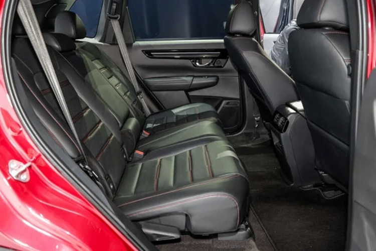 Honda CR-V 2024 phiên bản e:HEV RS tại Malaysia cũng được trang bị ghế lái chỉnh điện với bộ nhớ 2 vị trí, hàng ghế thứ hai có thể gập lưng ghế 60:40.