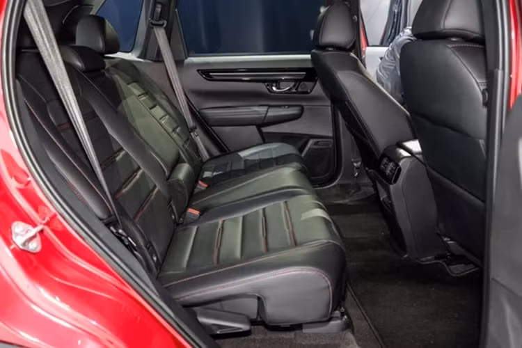 Honda CR-V 2024 phiên bản e:HEV RS tại Malaysia cũng được trang bị ghế lái chỉnh điện với bộ nhớ 2 vị trí, hàng ghế thứ hai có thể gập lưng ghế 60:40.