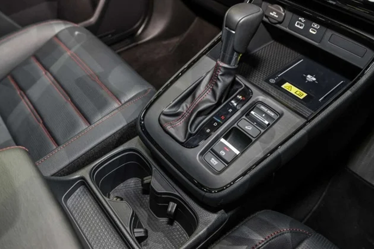 Xe có màn hình giải trí cảm ứng 9 inch, tích hợp Apple CarPlay không dây, Android Auto, hệ thống âm thanh 12 loa Bose, màn hình hiển thị kính lái HUD, đèn pha thích ứng AHB…