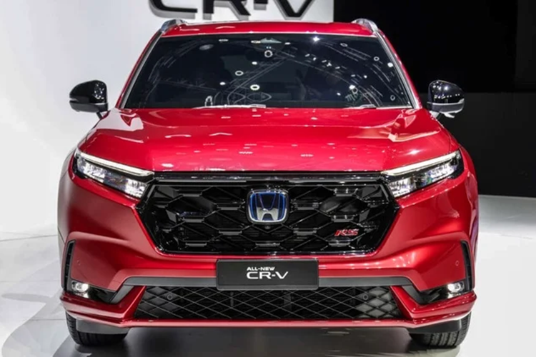 Với giá bán 195.900 RM vừa công bố, phiên bản Honda CR-V e:HEV RS 2024 tại Malaysia là phiên bản có giá bán cao nhất, hơn phiên bản V AWD 14.000 ringgit (72 triệu đồng). Tuy nhiên so với thị trường Việt Nam, phiên bản này vẫn thấp hơn đến 243 triệu đồng.