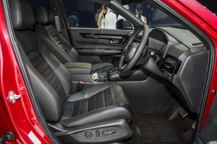 Ngoài ra, phiên bản này cũng trang bị giá nóc, lưới tản nhiệt và đuôi xe được bổ sung huy hiệu RS màu đỏ đặc trưng. Trang bị bên trong cũng cao cấp hơn với đồng hồ lái kỹ thuật số 10,25 inch...