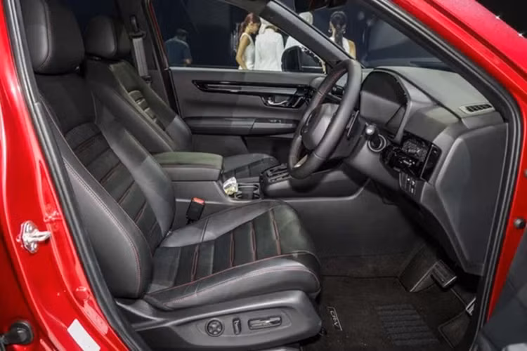 Ngoài ra, phiên bản này cũng trang bị giá nóc, lưới tản nhiệt và đuôi xe được bổ sung huy hiệu RS màu đỏ đặc trưng. Trang bị bên trong cũng cao cấp hơn với đồng hồ lái kỹ thuật số 10,25 inch...