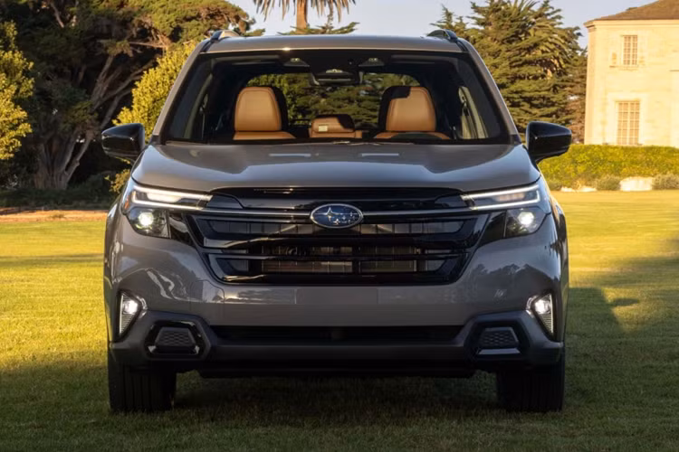 Trong khi đó, tại thị trường Mỹ, mẫu xe này còn có tùy chọn động cơ xăng Boxer 4 xi-lanh, dung tích 2.5L quen thuộc, tạo ra công suất tối đa 180 mã lực và mô-men xoắn cực đại 241 Nm. Động cơ đi với hộp số biến thiên vô cấp CVT và hệ dẫn động 4 bánh toàn thời gian AWD tiêu chuẩn.