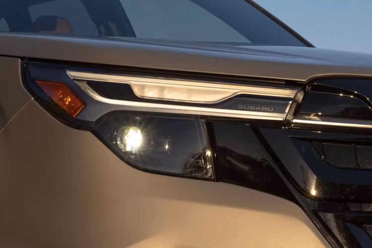 Màn hình cảm ứng trung tâm của xe có kích thước 7 inch hoặc 11,6 inch, hỗ trợ Apple CarPlay và Android Auto không dây, đồng thời tiếp tục được kẹp giữa 2 cửa gió điều hòa nằm dọc. Cửa sổ trời toàn cảnh và cửa cốp chỉnh điện với cảm biến đá cốp cũng đã được bổ sung cho xe.