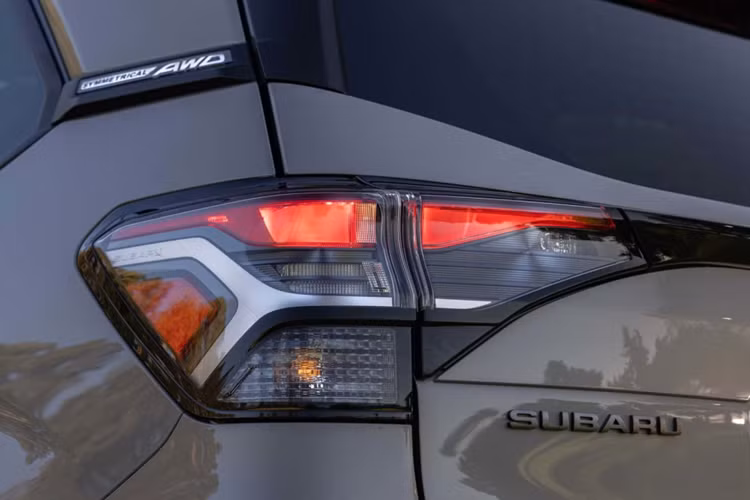 Chưa hết, Subaru Forester 2024 còn được trang bị cấu trúc khung gầm cứng hơn 10% so với trước và thừa hưởng hệ thống lái trợ lực điện mới từ mẫu sedan thể thao WRX. Cuối cùng là gói tính năng trợ lái nâng cao EyeSight nâng cấp với tầm quan sát rộng hơn và có thể phát hiện cả xe đạp lẫn người đi bộ nhanh hơn.