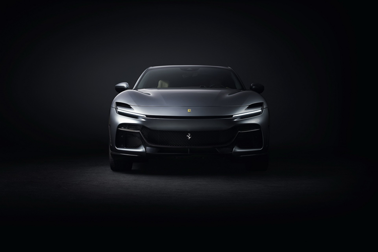 Xe được trang bị hệ dẫn động bốn bánh kết hợp với hộp số ly hợp kép tám cấp được gắn ở phía sau, giống như trên những chiếc xe GT của Ferrari và giúp Purosangue có tỷ lệ phân bổ trọng lượng 49: 51, trước: sau. Purosangue là một dòng Ferrari rất khác biệt và mang đến một thiết kế nội thất thực sư khác biệt và phá cách.