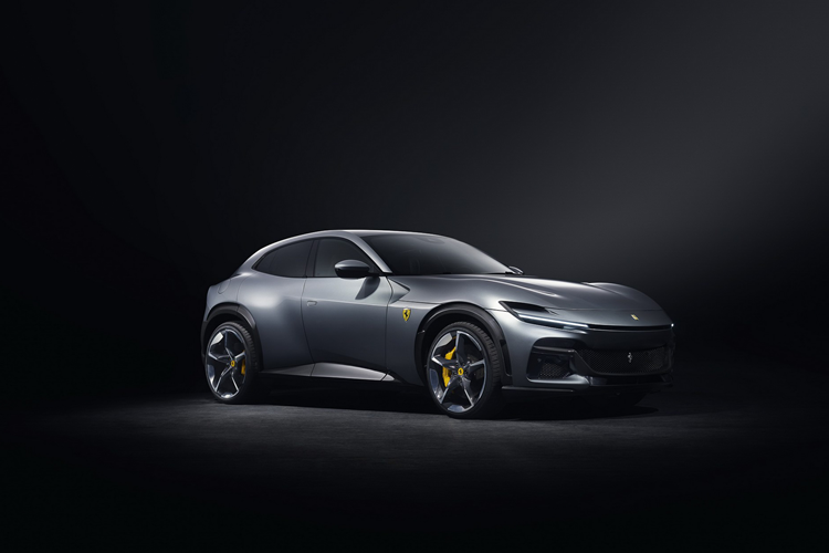 Trong khi các nhà sản xuất ôtô khác như Porsche có xu hướng trang bị cho những chiếc xe bảng điều khiển rất giống nhau thì với mỗi xe, Ferrari lại đem tới một trang bị khác biệt. Mẫu xe không được trang bị màn hình cảm ứng trung tâm lớn, thay vào đó, cả người lái và hành khách đều có màn hình hiển thị lớn của riêng họ.