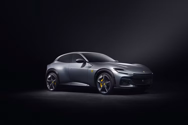 Trong khi các nhà sản xuất ôtô khác như Porsche có xu hướng trang bị cho những chiếc xe bảng điều khiển rất giống nhau thì với mỗi xe, Ferrari lại đem tới một trang bị khác biệt. Mẫu xe không được trang bị màn hình cảm ứng trung tâm lớn, thay vào đó, cả người lái và hành khách đều có màn hình hiển thị lớn của riêng họ.