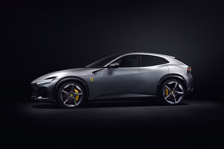 Một số chi tiết như đèn trước hay đèn hậu đều là những chi tiết thừa hưởng từ Roma, từ đây mang đến cho mẫu siêu SUV Ferrari Purosangue một vẻ thẩm mỹ thanh lịch chưa từng có đối thủ cạnh tranh.