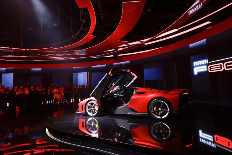 Tuiyu nhiên, dù có thích và chấp nhận bỏ ra 1 số tiền cực khủng để mang bom tấn Ferrari F80 về garage, thì việc Hoàng Kim Khánh mua mẫu xe này gần như là không thể, vì hãng xe Ferrari tuyên bố đã bán hết chúng trước khi ra mắt, dù số lượng xe sản xuất lên đến 799 chiếc.