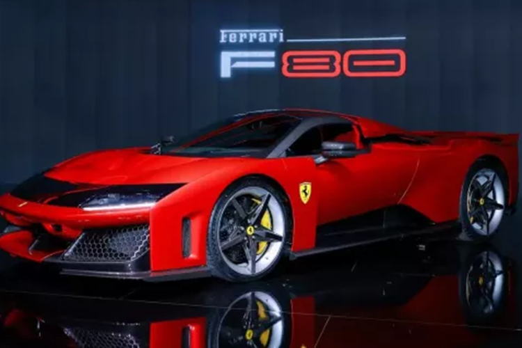 Việc bổ sung thêm sức mạnh hybrid giúp F80 có tổng công suất 1.184 mã lực so với 819 mã lực của 296, và biến F80 trở thành siêu xe dẫn động bốn bánh đầu tiên của Ferrari. Nhưng mặc dù có rất nhiều năng lượng điện, F80 không có chế độ chạy thuần điện.