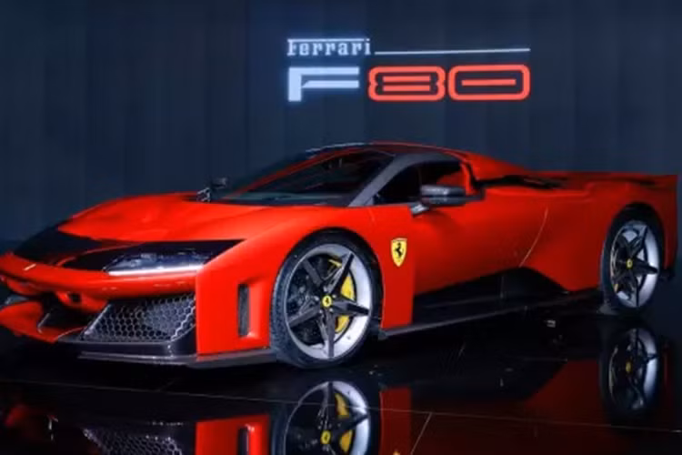 Việc bổ sung thêm sức mạnh hybrid giúp F80 có tổng công suất 1.184 mã lực so với 819 mã lực của 296, và biến F80 trở thành siêu xe dẫn động bốn bánh đầu tiên của Ferrari. Nhưng mặc dù có rất nhiều năng lượng điện, F80 không có chế độ chạy thuần điện.