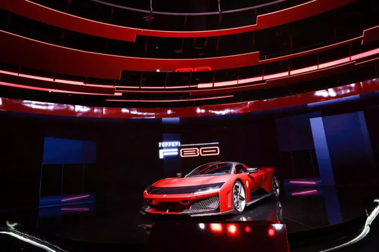 Mới đây, ông Hoàng Kim Khánh, nổi tiếng với bộ sưu tập siêu xe trăm tỷ tại Việt Nam với những mẫu xe đắt đỏ như Koenigsegg Regera, McLaren Senna, Ferrari 488 Pista Spider, Ferrari SF90 Stradale, Lamborghini Aventador S LP740-4, Aston Martin V8 Vantage, Porsche 911 Turbo S 992... đã chia sẻ hình ảnh tham dự lễ ra mắt Ferrari F80 mới.