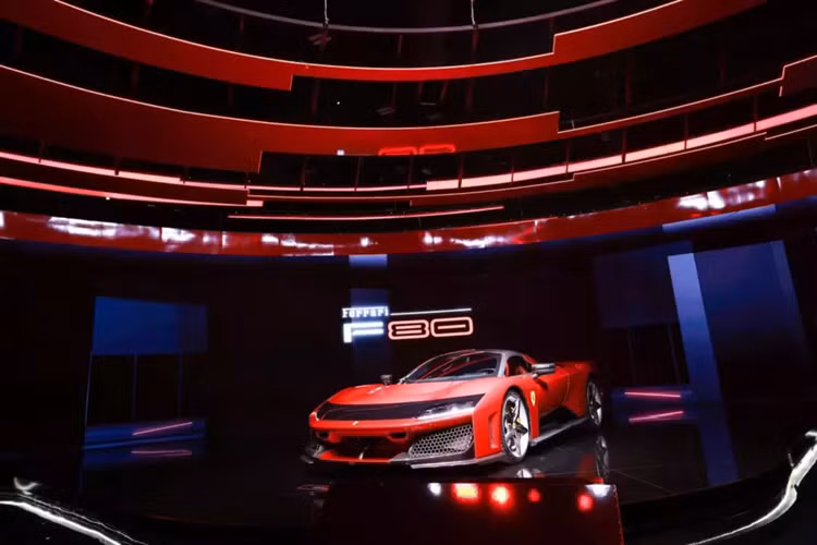 Mới đây, ông Hoàng Kim Khánh, nổi tiếng với bộ sưu tập siêu xe trăm tỷ tại Việt Nam với những mẫu xe đắt đỏ như Koenigsegg Regera, McLaren Senna, Ferrari 488 Pista Spider, Ferrari SF90 Stradale, Lamborghini Aventador S LP740-4, Aston Martin V8 Vantage, Porsche 911 Turbo S 992... đã chia sẻ hình ảnh tham dự lễ ra mắt Ferrari F80 mới.