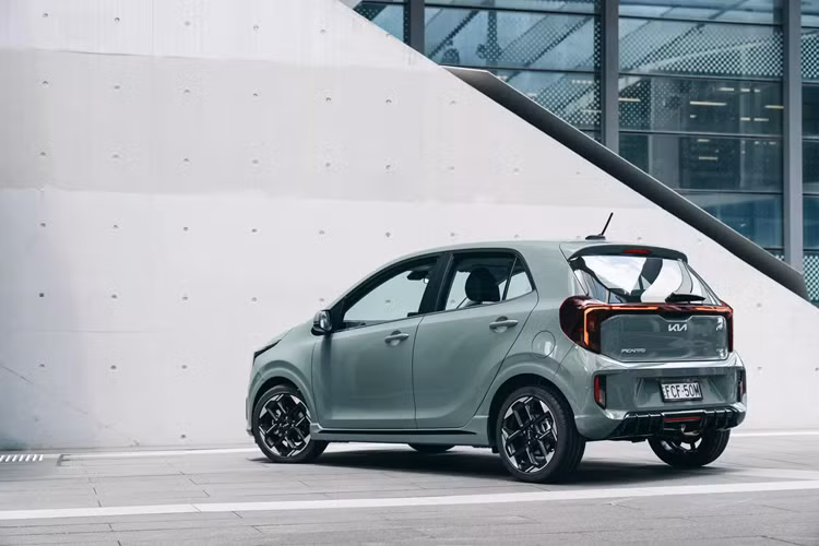 Nằm bên dưới nắp ca-pô của Kia Morning là động cơ xăng Kappa, dung tích 1.25L, cho công suất tối đa 83 mã lực và mô-men xoắn cực đại 120 Nm, đi với hộp số tự động 4 cấp hoặc hộp số sàn 5 cấp. 