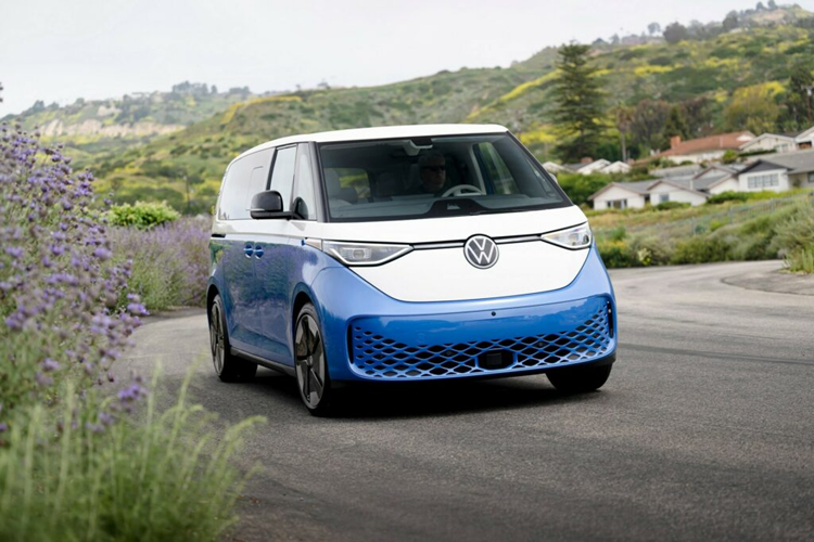 Xe cũng được trang bị nhiều tiện ích như bộ sạc điện thoại thông minh không dây, hệ thống chiếu sáng xung quanh 30 màu và băng ghế thứ hai giúp chiếc xe có thể chứa tối đa bảy hành khách.