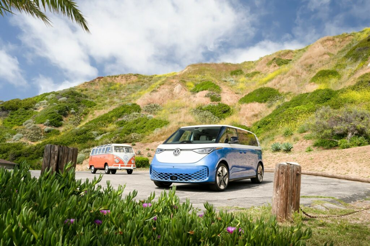 Phối màu Dune là một chủ đề lấy cảm hứng từ vùng ven biển, kết hợp những chiếc ghế giả da màu xám nhạt với đường viền màu đất sét, các tấm lót cửa bằng đất sét và bảng điều khiển trông bằng gỗ sáng màu.