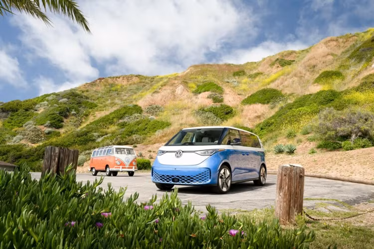 Phối màu Dune là một chủ đề lấy cảm hứng từ vùng ven biển, kết hợp những chiếc ghế giả da màu xám nhạt với đường viền màu đất sét, các tấm lót cửa bằng đất sét và bảng điều khiển trông bằng gỗ sáng màu.