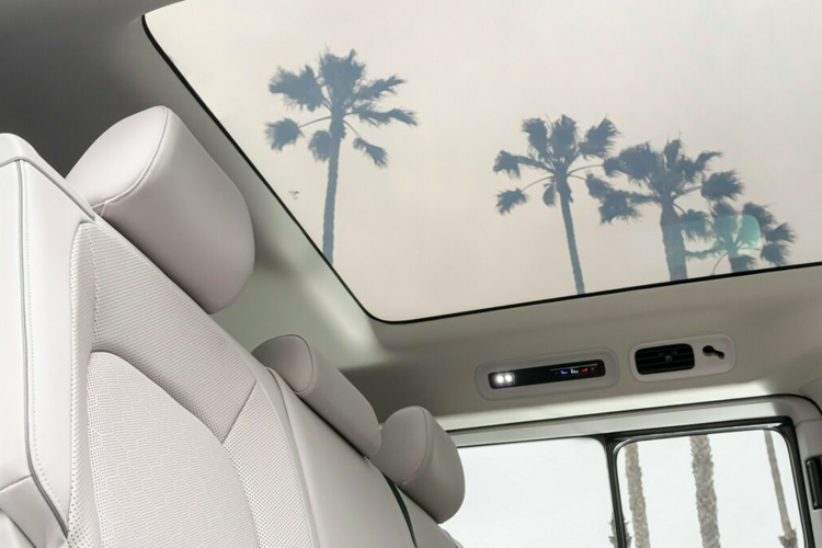 Xe cũng được trang bị logo đặc biệt, mui xe bằng kính điện hóa và giá nóc. Khoang nội thất của xe được lấy cảm hứng từ vùng biển với thảm sàn cổ điển và Flexboard, tạo ra sàn phẳng khi gập ghế.