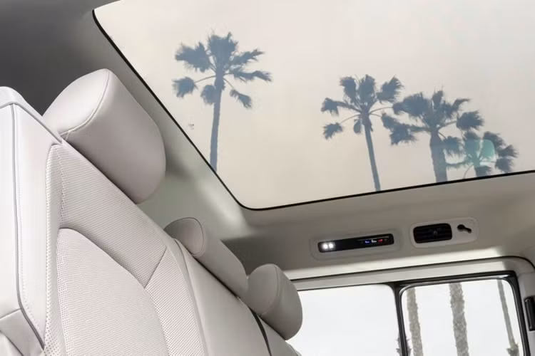 Xe cũng được trang bị logo đặc biệt, mui xe bằng kính điện hóa và giá nóc. Khoang nội thất của xe được lấy cảm hứng từ vùng biển với thảm sàn cổ điển và Flexboard, tạo ra sàn phẳng khi gập ghế.