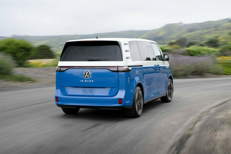 Khách hàng còn có thể lựa chọn Volkswagen ID. Buzz EV 2025 bản Dune với trang bị ghế giả da màu nâu đậm với đường viền màu vàng, các chi tiết cửa màu nâu và bảng điều khiển bằng gỗ sang trọng.