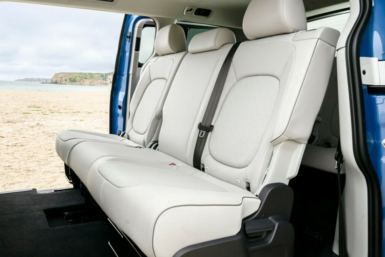 Mẫu xe được trang bị bộ pin 91 kWh cung cấp năng lượng cho động cơ gắn phía sau tạo ra công suất 282 mã lực và mô-men xoắn cực đại 550 Nm. Phiên bản cao cấp hơn ID. Buzz Pro S Plus có các trang bị bổ sung bao gồm màn hình hiển thị HUD, màn hình quan sát xung quanh và hệ thống âm thanh cao cấp Harman/Kardon 9 loa.