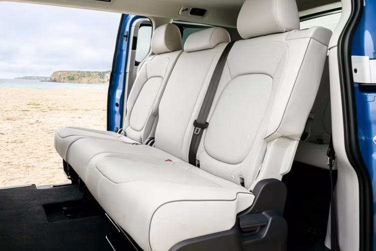 Mẫu xe được trang bị bộ pin 91 kWh cung cấp năng lượng cho động cơ gắn phía sau tạo ra công suất 282 mã lực và mô-men xoắn cực đại 550 Nm. Phiên bản cao cấp hơn ID. Buzz Pro S Plus có các trang bị bổ sung bao gồm màn hình hiển thị HUD, màn hình quan sát xung quanh và hệ thống âm thanh cao cấp Harman/Kardon 9 loa.