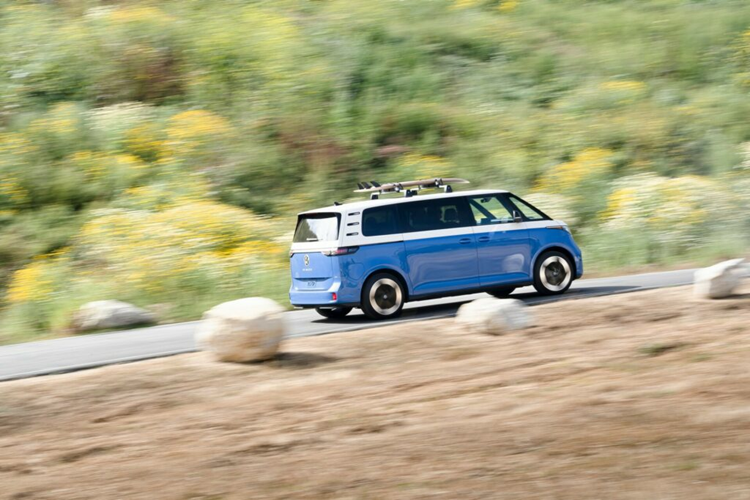 Ngoài ra, xe còn có thêm các tùy chọn phối màu nội thất như Moonlight là một “Khoang nội thất tối tăm đầy tâm trạng” với ghế giả da màu nâu sẫm với đường viền màu trắng, các chi tiết cửa màu xanh lam và bảng điều khiển trông bằng gỗ tối màu.