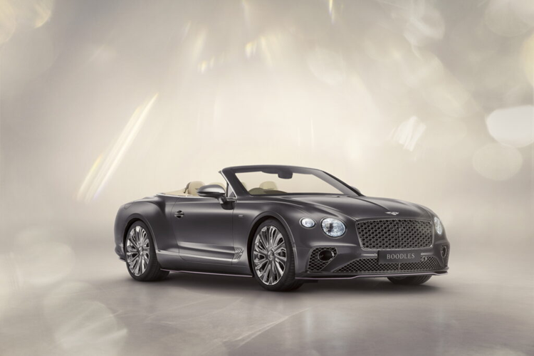 Chiếc Grand Tourer - Bentley Continental GTC Mulliner hàng độc sang trọng được kết hợp giữa màu sắc ngoại thất tinh tế nhưng nội thất lại được hoàn thiện với các chi tiết phức tạp, điển hình là trang trí mặt dây chuyền nạm kim cương sáng bóng trên bảng điều khiển trung tâm được chế tác bằng vàng trắng 18 Carat.