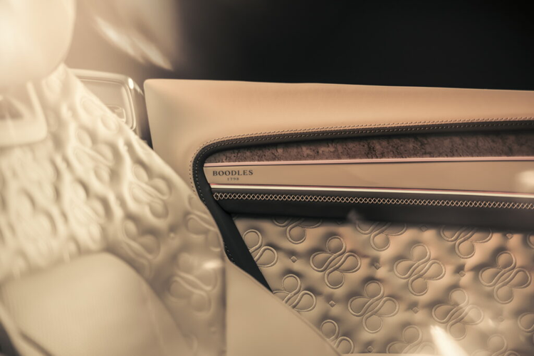 Các chi tiết ốp trang trí trên bảng điều khiển và các tấm ốp cửa được làm kết hợp từ chất liệu Piano Linen với lớp veneer Autumn Stone 200 triệu năm tuổi và đường viền màu hồng phấn đặc trưng của thương hiệu. Ngoài ra, khoang nội thất xe cũng được trang trí các họa tiết thêu thủ công với tổng cộng 278.566 mũi khâu và 6 giờ để hoàn thành.