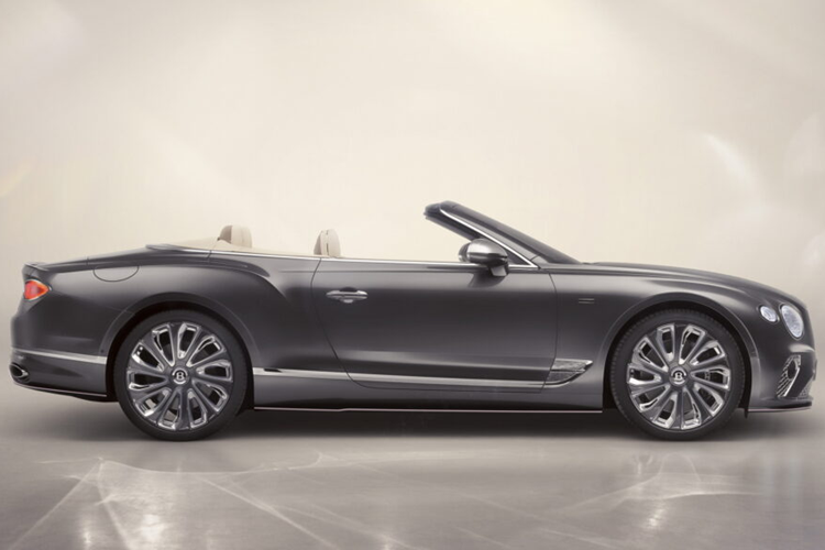 Ngoại thất của Bentley x Boodles Mulliner Edition Continental GTC được sơn màu xám Porpoise Grey, tương phản với nội thất màu be sang trọng.