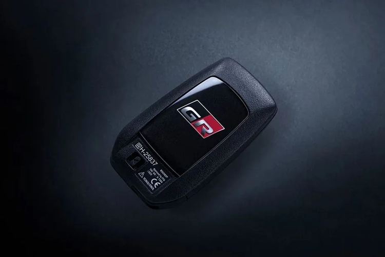 Một số trang bị nổi bật trên Toyota Fortuner GR Sport 2024 có: màn hình thông tin MID màu TFT 4,2 inch hỗ trợ kết nối Apple CarPlay/Android Auto không dây, màn hình âm thanh cảm ứng 9 inch, dàn âm thanh JBL Premium Audio 11 loa, chìa khóa Smart Key, hệ thống điều hòa tự động 2 vùng độc lập, lọc không khí PM 2.5.