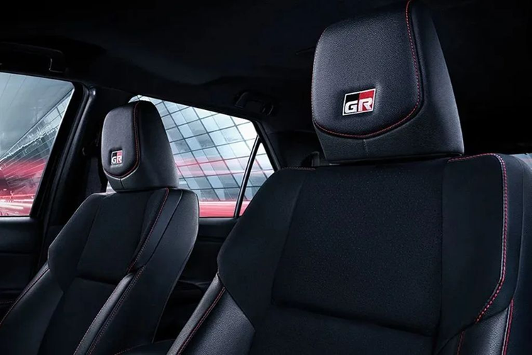 Chưa hết, xe còn có gương chiếu hậu chống chói tự động, hệ thống đèn viền nội thất Ambient Light, sạc không dây, thảm sàn cabin thiết kế mới, ghế trước thể thao chỉnh điện 8 hướng, ghế thứ hai có thể ngả lưng, tiến lùi.