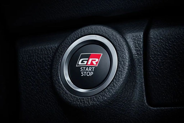 Về truyền động, Toyota Fortuner GR Sport 2024 dùng động cơ dầu 2.8L tăng áp, sản sinh công suất tối đa 224 mã lực tại 3.400 vòng/phút và mô-men xoắn cực đại 550 Nm tại 1.600 - 2.800 vòng/phút. Động cơ này kết hợp với hộp số tự động 6 cấp, hệ dẫn động 4 bánh 4WD. Động cơ hiện đạt tiêu chuẩn khí thải Euro 5.