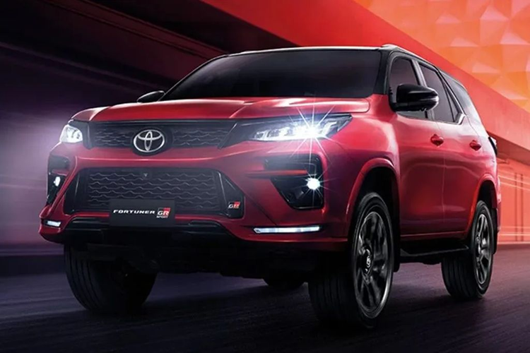 Về thiết kế ngoại thất, mẫu xe SUV Toyota Fortuner GR Sport 2024 mang đến cái nhìn khoẻ khoắn, nam tính với bộ lưới tản nhiệt cỡ lớn sơn đen bóng ở khu vực đầu xe. Xe được trang bị hệ thống đèn chiếu sáng Full LED ở cả phía trước và phía sau.
