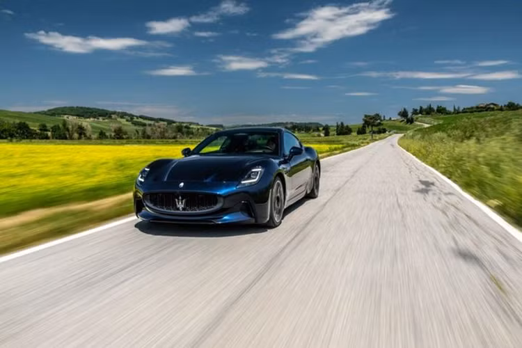 Nguồn tin cho biết Maserati đang “viết ra tương lai của phương tiện di chuyển hạng sang bằng một chiến lược đầy tham vọng” với việc phát triển một kế hoạch sản phẩm toàn diện nhằm vào điện khí hóa, phản ánh nguyện vọng của khách hàng.