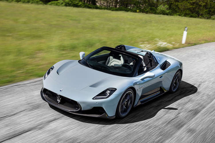 Nhà máy Modena của Maserati dự kiến sẽ nhận được khoản đầu tư lớn nhằm gia tăng công suất phục vụ việc sản xuất xe điện trong đó có Maserati MC20 EV mới. Đây cũng sẽ là nơi đặt chương trình cá nhân hóa Maserati Fuoriserie, cho phép khách hàng đặt làm riêng một chiếc xe độc nhất, sang trọng và xa xỉ.