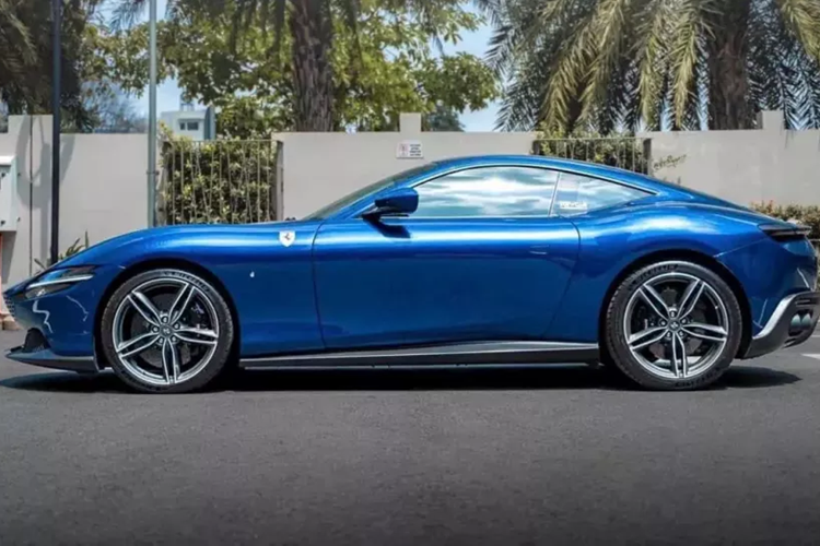 Và chỉ sau gần 1 năm trải nghiệm chiếc siêu xe Ferrari Roma này, đại gia tài chính đã rao bán lại, đây hiện cũng là chiếc xe Roma có số lần tìm chủ nhiều nhất. Ngoại thất xe mang màu xanh dương cùng với nội thất màu đỏ khá bắt mắt.