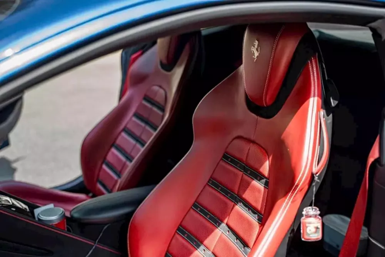 Hãng siêu xe Ý trang bị cho chiếc xe 4 chỗ ngồi Ferrari Roma động cơ V8, tăng áp, dung tích 3.9 lít, tạo ra công suất tối đa 620 mã lực và mô-men xoắn cực đại 760 Nm. Chiếc Coupe 2+2 mới nhất của hãng siêu xe Ferrari được kết nối với hộp số ly hợp kép 8 cấp và chìa khóa vuông vức tương tự như Ferrari SF90 Stradale.