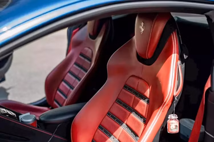 Hãng siêu xe Ý trang bị cho chiếc xe 4 chỗ ngồi Ferrari Roma động cơ V8, tăng áp, dung tích 3.9 lít, tạo ra công suất tối đa 620 mã lực và mô-men xoắn cực đại 760 Nm. Chiếc Coupe 2+2 mới nhất của hãng siêu xe Ferrari được kết nối với hộp số ly hợp kép 8 cấp và chìa khóa vuông vức tương tự như Ferrari SF90 Stradale.