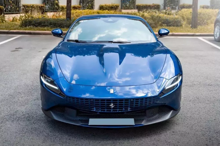 Số lượng siêu xe Ferrari Roma tại Việt Nam khoảng 5 chiếc, trong đó, chỉ có đúng 2 xe được nhập khẩu không chính hãng, cũng là những chiếc đầu tiên về nước, trong đó, riêng xe màu đỏ đã được dán bạc, nằm yên vị trong garage xe của ông Đặng Lê Nguyên Vũ, Chủ tịch Trung Nguyên, thì chiếc còn lại, mang màu xanh nước biển đã qua nhiều "lần đò".