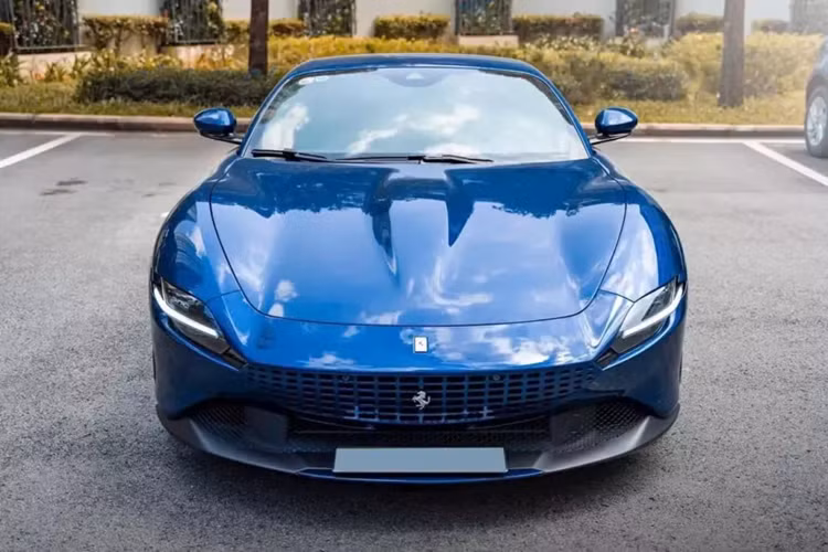 Số lượng siêu xe Ferrari Roma tại Việt Nam khoảng 5 chiếc, trong đó, chỉ có đúng 2 xe được nhập khẩu không chính hãng, cũng là những chiếc đầu tiên về nước, trong đó, riêng xe màu đỏ đã được dán bạc, nằm yên vị trong garage xe của ông Đặng Lê Nguyên Vũ, Chủ tịch Trung Nguyên, thì chiếc còn lại, mang màu xanh nước biển đã qua nhiều "lần đò".