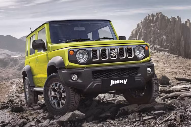 Riêng với khu vực Châu Thái Bình Dương vốn nổi tiếng là chuộng xe địa hình, Suzuki Jimny đã trở thành biểu tượng mới của làng SUV với danh tiếng có lẽ chỉ chịu thua đúng huyền thoại Toyota Land Cruiser hay Land Rover Defender đời cũ. Tuy nhiên, hãng xe Nhật Bản dường như vẫn đang lãng phí một “tài nguyên” như Jimny.