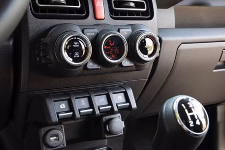 Tương tự như nguồn cảm hứng của nó, nó có dòng chữ Suzuki nổi bật trên cửa sau. Trong khi phần còn lại của thân xe Suzuki Jimny bản bán tải hầu như không thay đổi, cửa sau đã được sửa đổi để không còn cản trở vòm bánh xe khi phần chắn bùn được mở rộng.