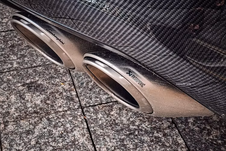 Những cánh chia gió mới có kích thước lớn được mở rộng hơn đặt ở cản trước giúp tối ưu hoá hướng điều tiết của không khí, triệt tiêu không khí nhiễu động đi qua hốc bánh và giảm sức cản của gió.