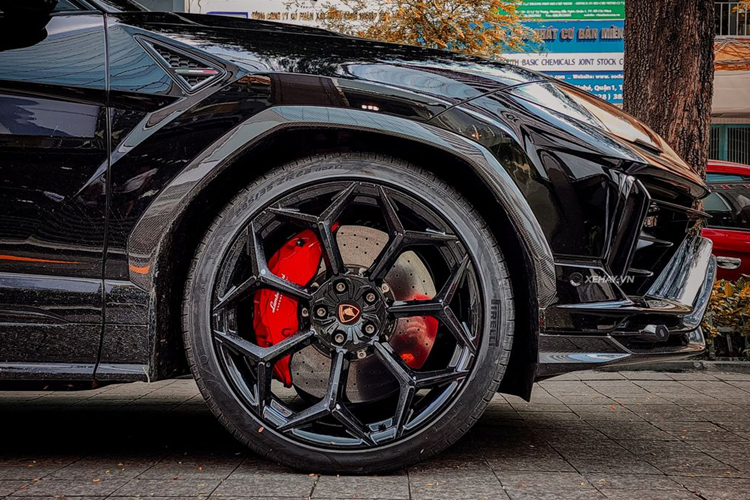 Chiếc siêu SUV trong bài được trang bị bộ mâm đa chấu sơn đen “ton-sour-ton” với màu sơn ngoại thất, đúc từ hợp kim trọng lượng nhẹ với cơ chế khóa bằng titanium. Hệ thống phanh là loại gốm-carbon, đi kèm cùm phanh màu đỏ nổi bật.