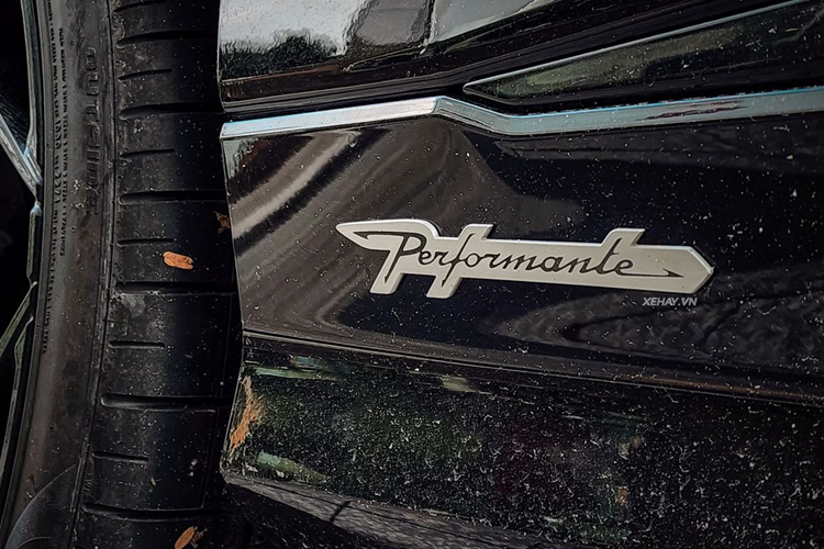 Di chuyển ra phía sau, xe được trang bị cánh gió lấy cảm hứng từ siêu phẩm Aventador SVJ giúp gia tăng lực ép mặt đường lên phần sau xe đến 38%, đồng nghĩa lực ép mặt đường tổng thể xe tăng lên 8%. Đi cùng với đó là chi tiết cánh gió phụ thiết kế thanh mảnh được đặt dọc theo mép cốp xe.