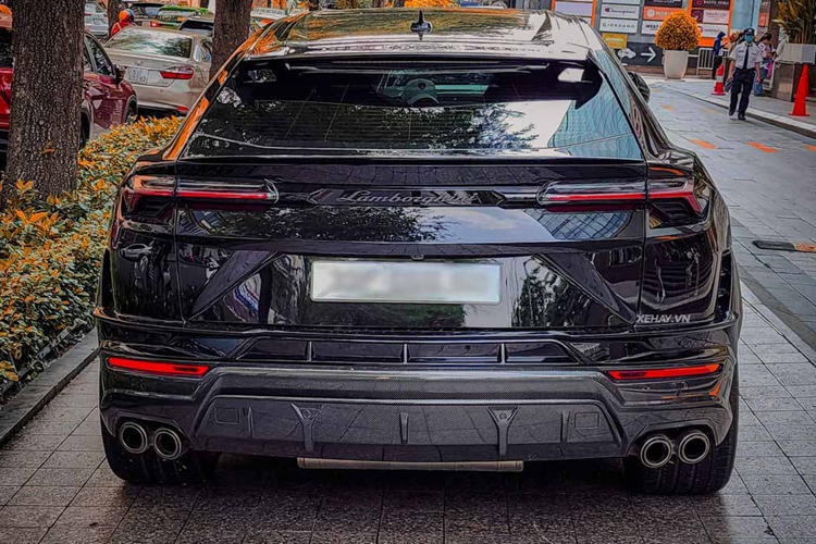 Phía sau vô lăng là cụm đồng hồ kỹ thuật số được chia làm ba phần với một đồng hồ cỡ lớn ở chính giữa và hai đồng hồ nhỏ phía hai bên. Hàng ghế trước thiết kế ôm người thể thao, trong khi hàng ghế phía sau được trang bị thêm một màn hình hiển thị cỡ nhỏ. Hệ thống âm thanh là loại cao cấp từ thương hiệu Bang &amp; Olufsen.