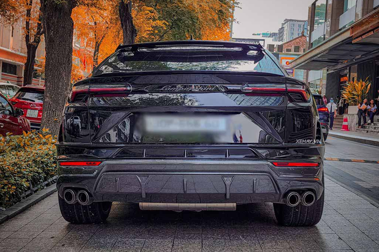 Về truyền động, Lamborghini Urus Performante được trang bị khối động cơ V8 4.0L tăng áp kép tương tự phiên bản tiêu chuẩn, nhưng được tinh chỉnh để cho ra công suất tăng thêm 16 mã lực, đạt mức 666 mã lực cùng 850 Nm mô-men xoắn.